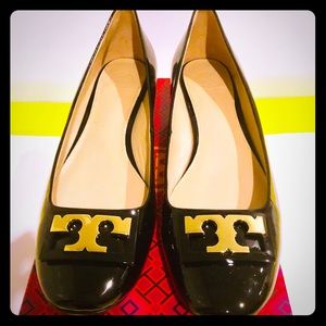 Like New, pristine Tory Burch leather Gigi Pump.